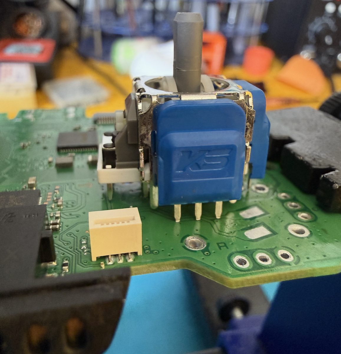 Joystick anti-drift recién soldado en la placa de un control