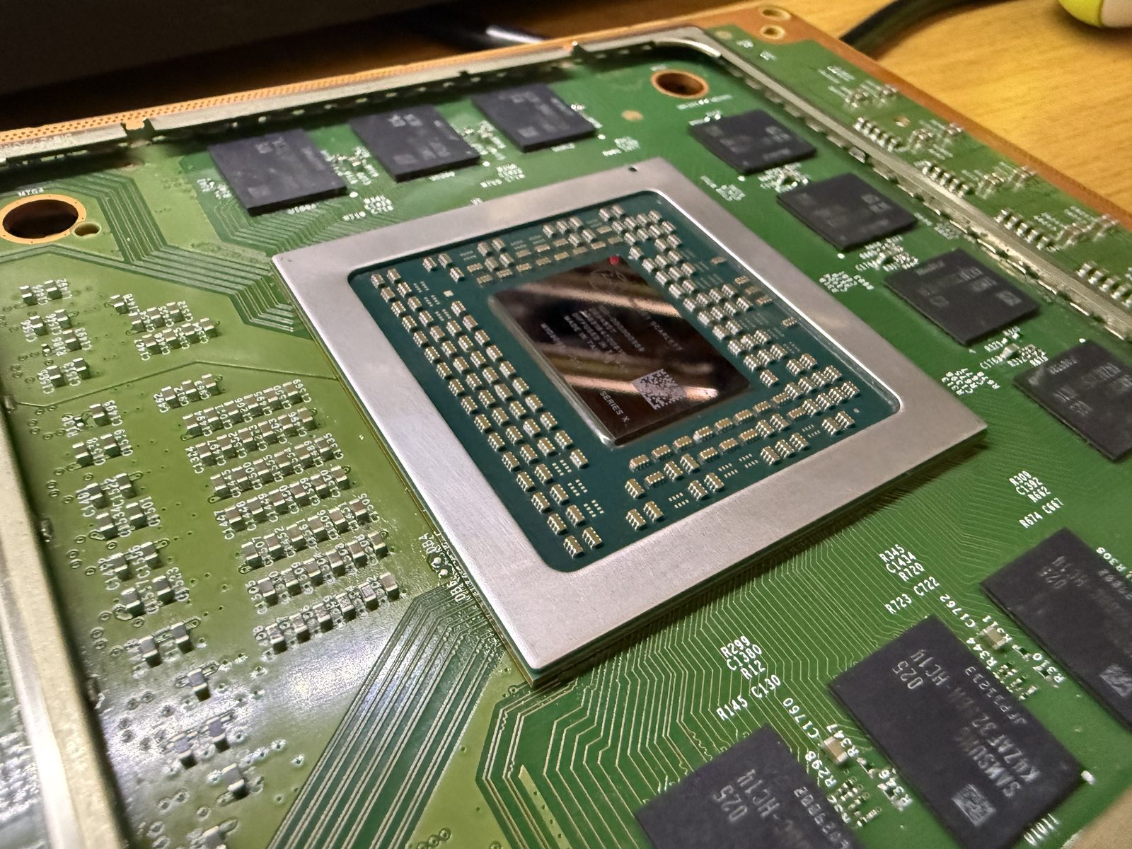 Placa de Xbox Series X en reparación a nivel componente, con el procesador y la memoria a la vista